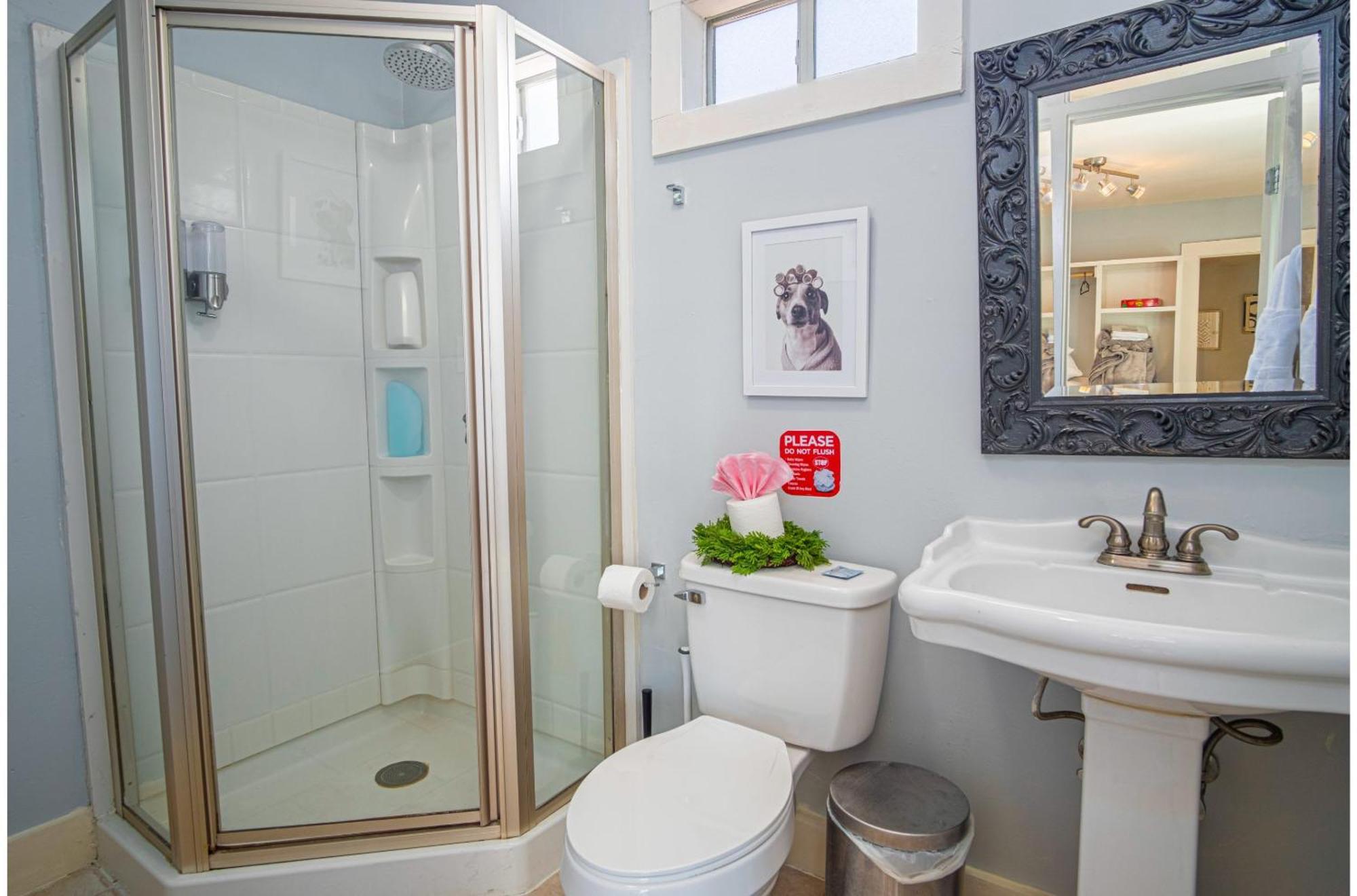 Stunning 3br2ba Haven In Downtowns Heart Сasa de vacaciones