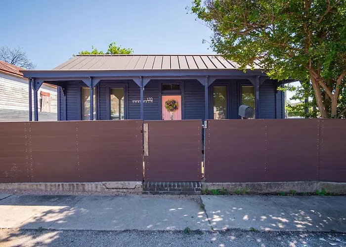 Stunning 3Br2Ba Haven In Downtowns Heart
