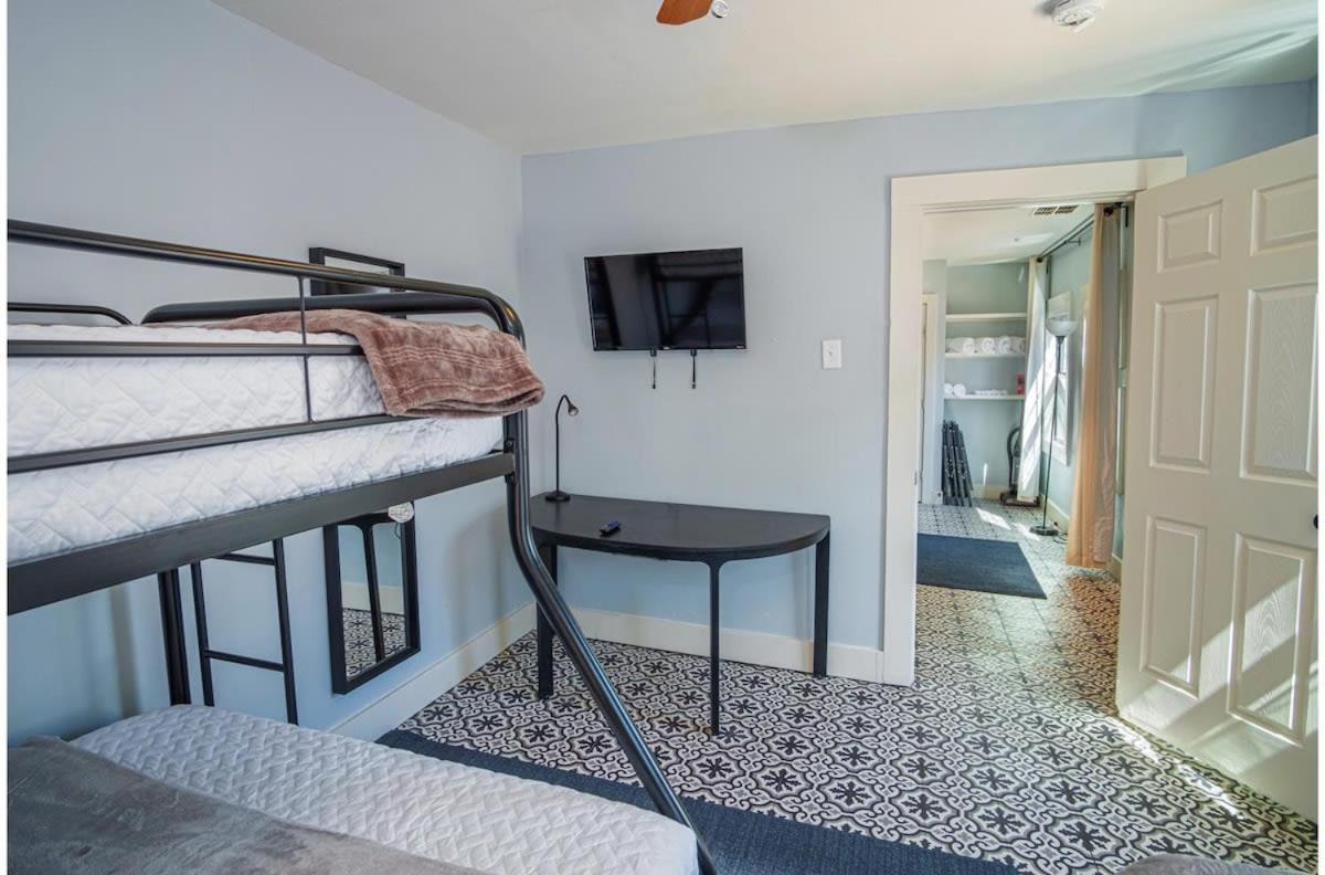Stunning 3br2ba Haven In Downtowns Heart Holiday home San Antonio