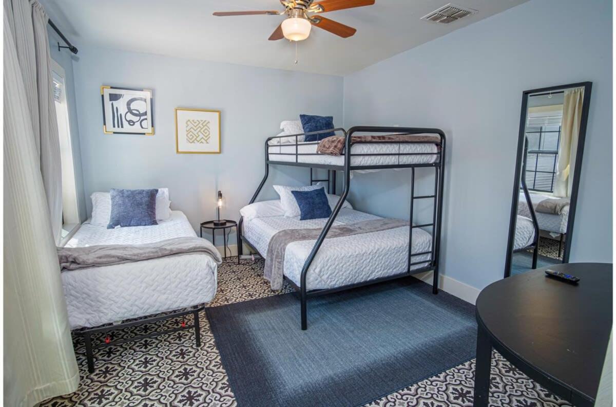 Stunning 3br2ba Haven In Downtowns Heart Holiday home